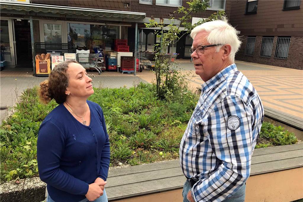 Emine Kinac, die den Frauentreff am Freitag im DeinTreff Punkt leitete, und Dieter Mertens, Vorstandsmitglied im Stadtteil-Bürgerverein, im Gespräch über die Grünpflege in Deininghausen.