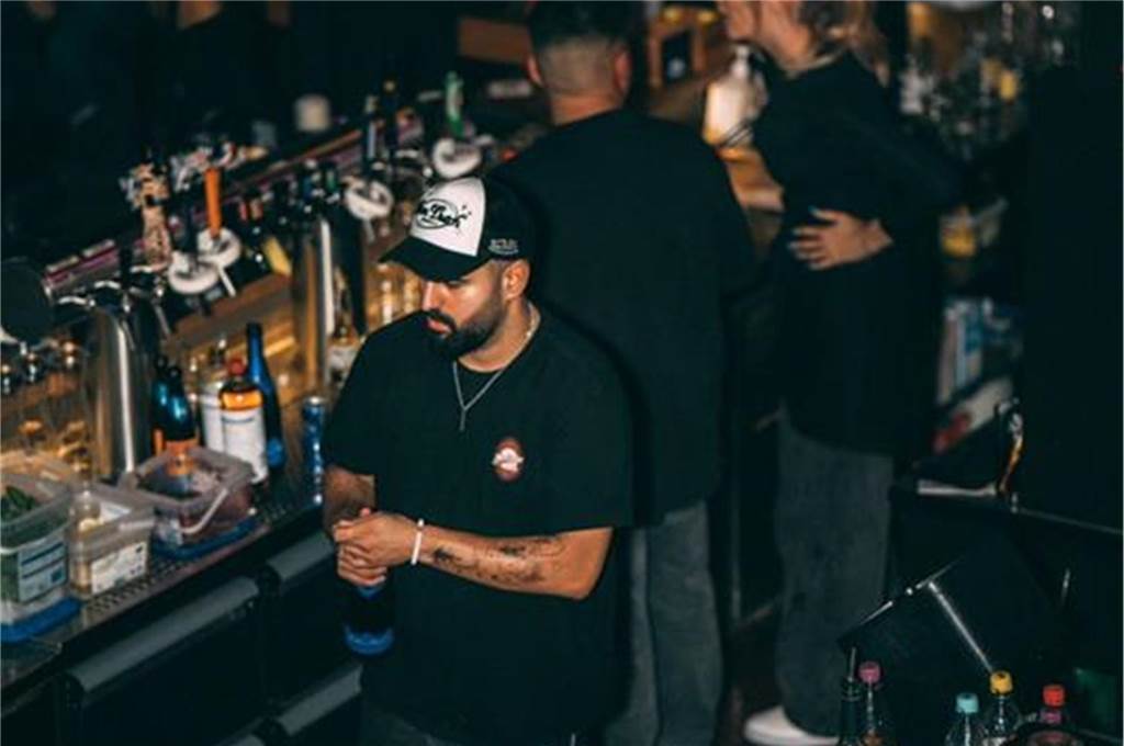 Bachelorarbeit und zwei Bars mit 25: Alleinerziehende Mama als Vorbild Emirhan Ucar hinter der Theke seiner Bar im Klubhaus Stadtgarten.