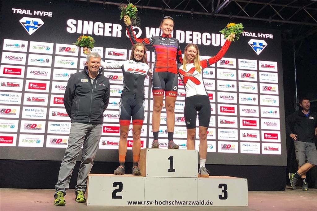 Erster Bundesliga-Gesamtsieg: Blömeke feiert Titel mit „besonderer Bedeutung“ Emma Blömeke bei der Siegerehrung in Titisee.
