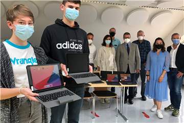 Emma Katzenberger und Tom Lensing vom Schülerrat der Gesamtschule Schermbeck zeigen zwei der 270 iPads, mit denen die Oberstufenschüler nun ausgestattet werden. Nach und nach sollen alle Schüler Schermbecks ein iPad gestellt bekommen.