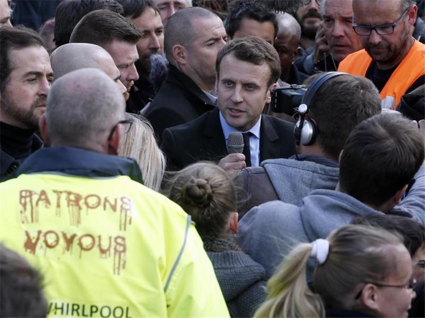 Macron bringt heikle Arbeitsmarktreform auf den Weg Emmanuel Macron, damals noch Präsidentschaftskandidat, trifft streikende Mitarbeiter der von der Schließung bedrohten Whirlpool-Fabrik in Amiens. Foto: Thibault Camus