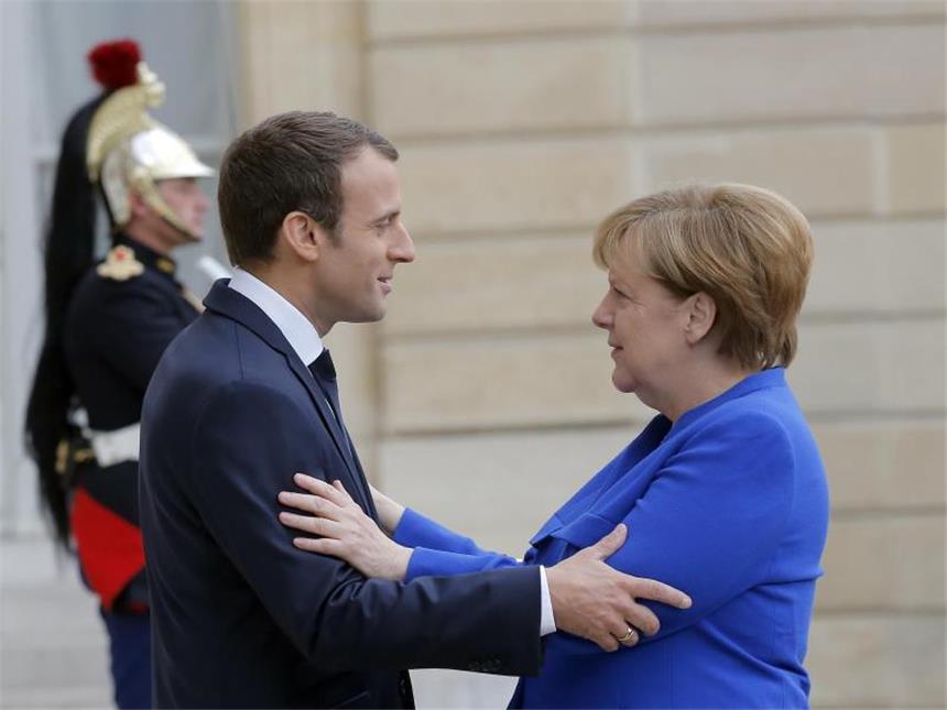 Emmanuel Macron empfängt Angela Merkel am Elysée Palast. Foto: Michel Euler