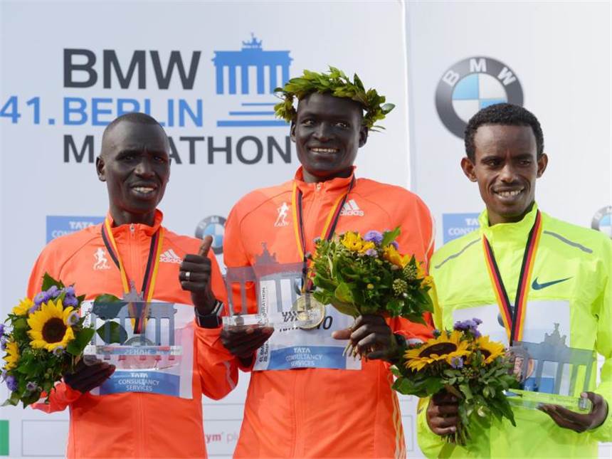 Kleiner Trost für Mutai: Weltrekord über 30 Kilometer Emmanuel Mutai (l) musste sich nur knapp seinem Landsmann Dennis Kimetto (M) geschlagen geben. Foto: Rainer Jensen