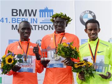 Emmanuel Mutai (l) musste sich nur knapp seinem Landsmann Dennis Kimetto (M) geschlagen geben. Foto: Rainer Jensen