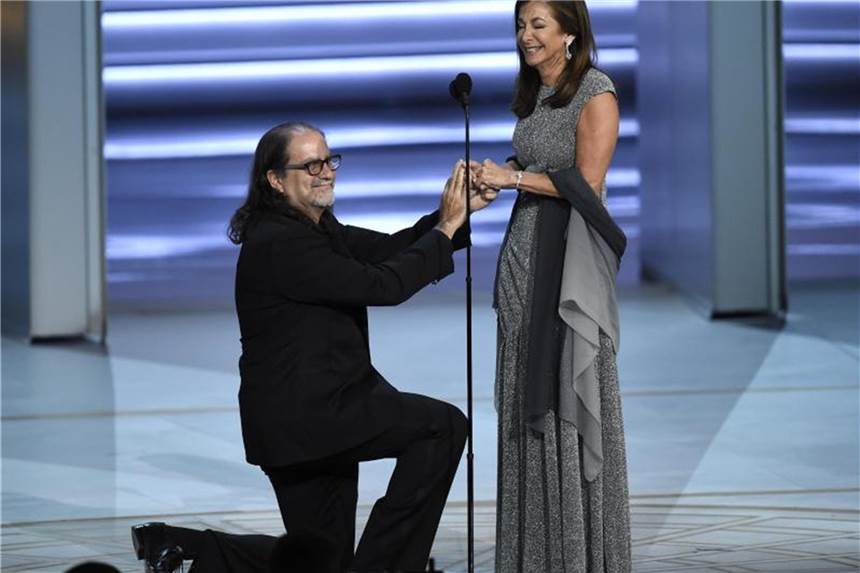Bei den Emmys siegt die Tradition Emmy-Preisträger Glenn Weiss hält um die Hand seiner Freundin Jan Svendsen an. Foto: Chris Pizzello/Invision