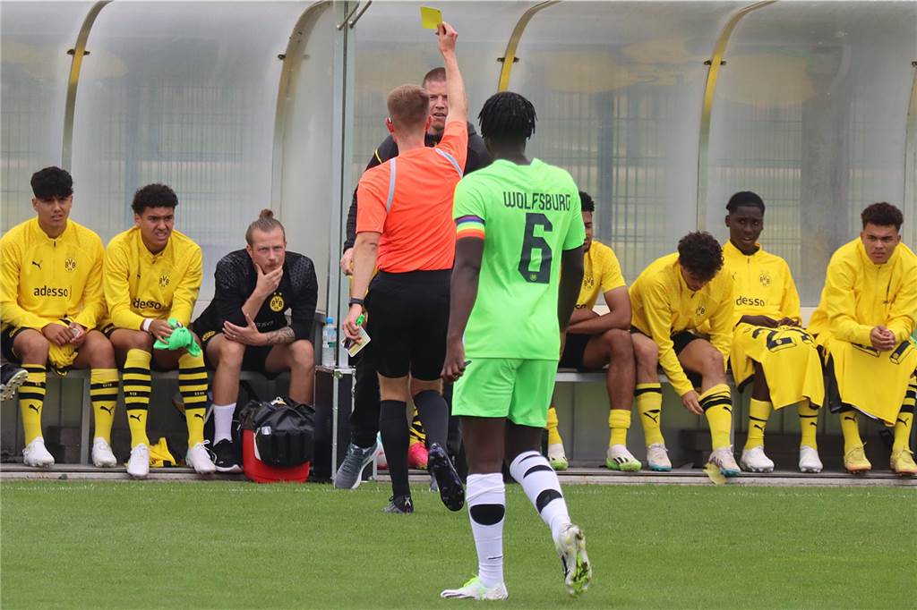 BVB-U19 steht vor der „härtesten Woche“ der Vorbereitung: Geduld bei Diallo – Lob für Posadas Der Schiedsrichter zeigt Mike Tullberg die Gelbe Karte.
