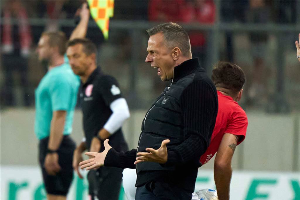 U23-Trainer Christian Preußer regt sich auf.