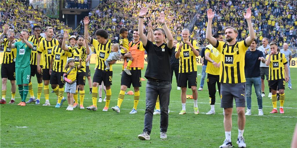 „Das ist Borussia Dortmund“: Michael Zorc erlebt eine Zeitreise in 90 Minuten Michael Zorc und Marcel Schmelzer bedanken sich bei den BVB-Fans.