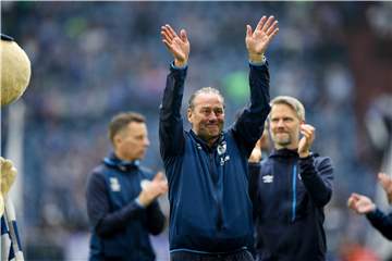 Emotionaler Abschied: Am 18. Mai 2019 (0:0 gegen Stuttgart) sollte Huub Stevens’ Trainerlaufbahn nach dem schon vorher geschafften Klassenerhalt beendet sein - eigentlich.