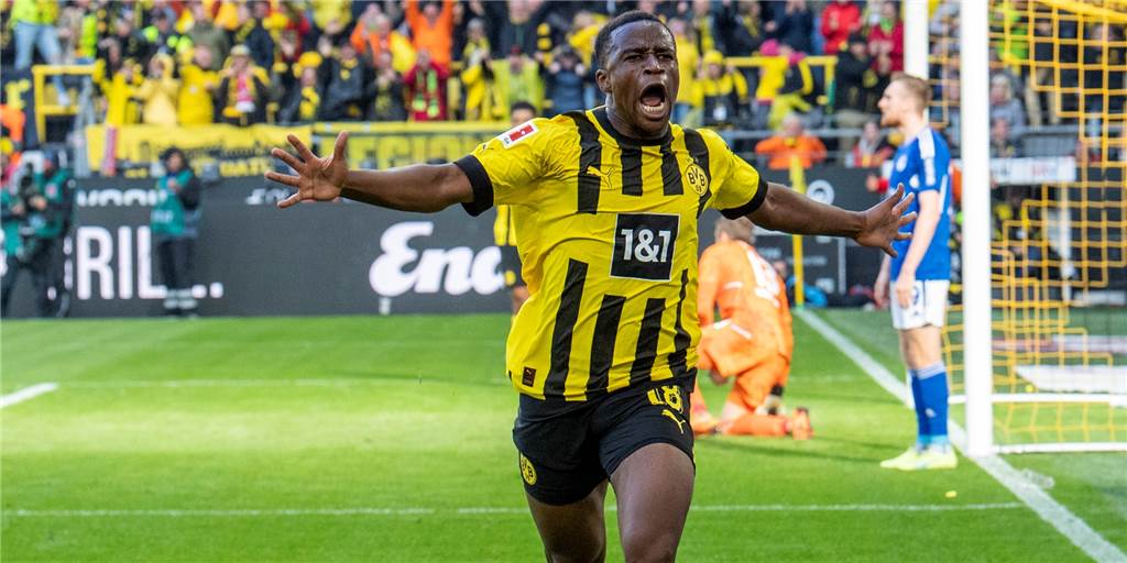 BVB-Derbyheld Moukoko: „Die Zeit ist noch lange nicht vorbei“ Youssoufa Moukoko bejubelt seinen Treffer gegen Schalke.