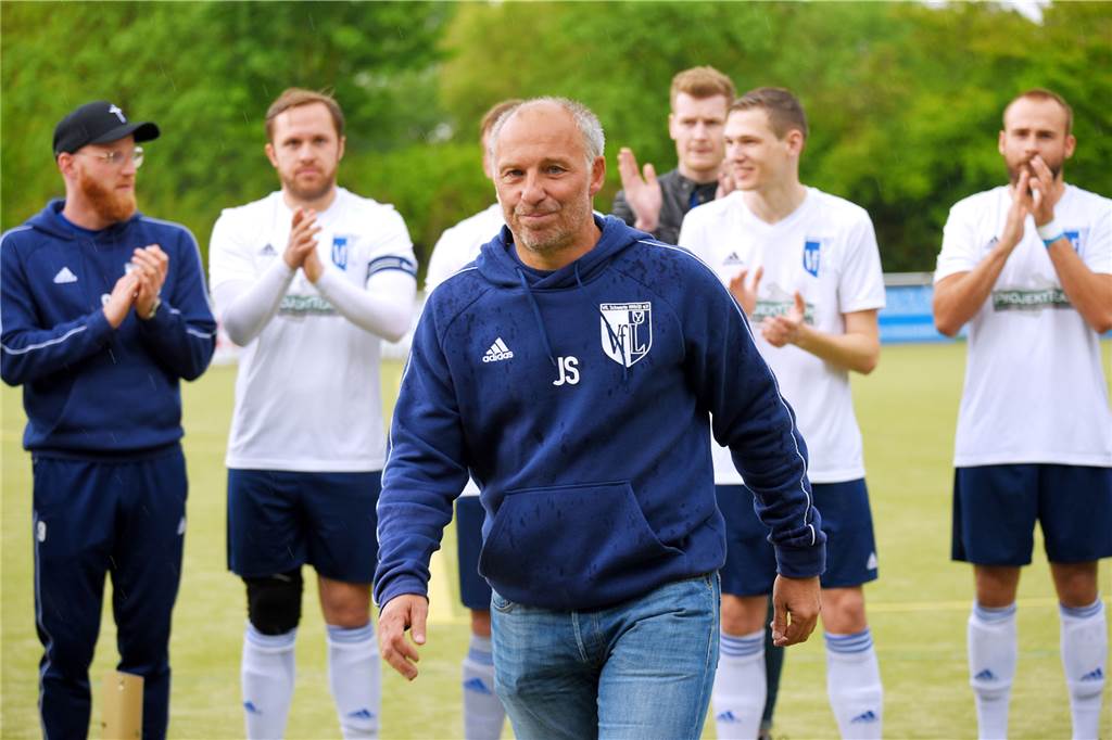 Ehemaliger Schwerter Trainer vermisst das Bierchen danach Emotionaler Moment: Am 19. Mai 2019 wird Jörg Silberbach vor seinem letzten Heimspiel von Verein und Mannschaft verabschiedet.