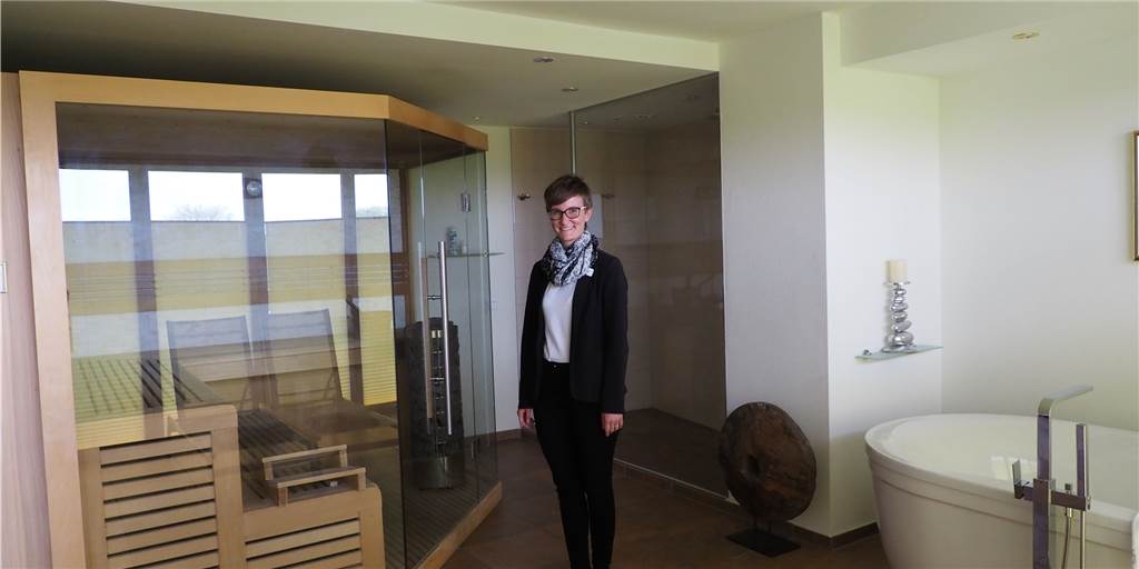 Empfangschefin Lena-Kristin Hilgers präsentiert die Wellness-Suite des Ringhotel am Stadtpark.