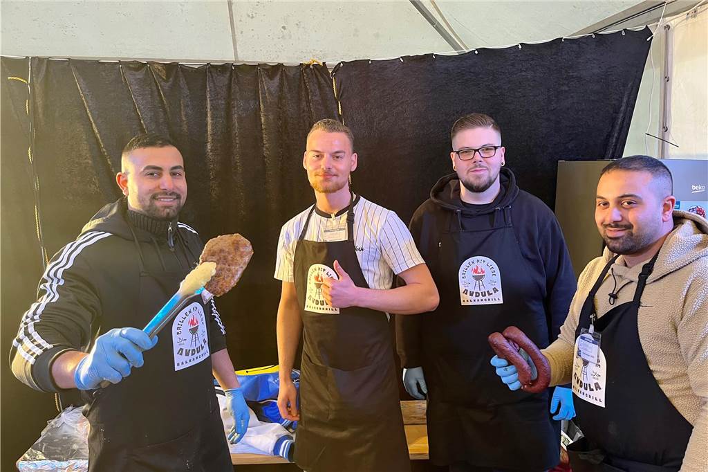 Exoten auf dem „Festi Ramazan“ in Dortmund: Wie kommen Speisen aus Afrika und vom Balkan an? Emrah Avdula bringt mit seinem Team Speisen vom Balkan auf das Ramadan-Festival in Dortmund. Die Spezialität heißt Pleskavice.