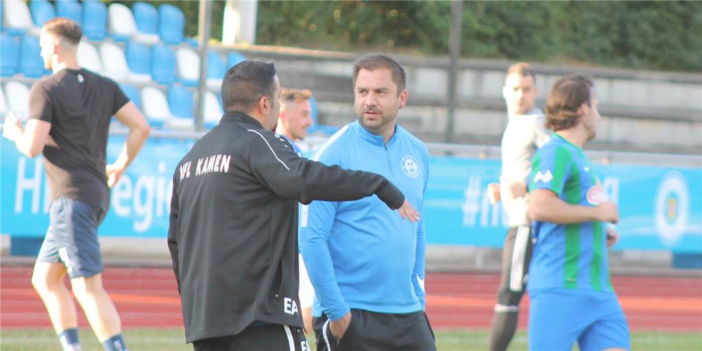 Für den VfL Kamen ist die Staffeleinteilung ein „Schlag in die Fresse“ Emre Aktas (l.) und Sebastian Laub bereiten sich mit dem VfL Kamen auf den Saisonstart in die Fußball-Bezirksliga 7 vor.