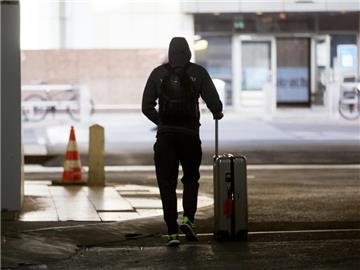 Emre Can auf dem Weg aus dem Frankfurter Flughafen. Foto: Frank Rumpenhorst