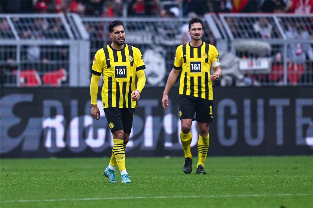 Niklas Süle droht auszufallen: Welche Optionen hat der BVB in der Innenverteidigung? Emre Can und Mats Hummels gehen über das Spielfeld.