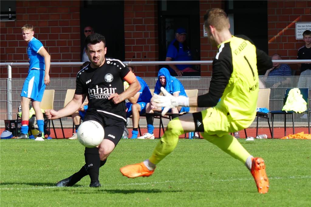 VfL Kamen bleibt gegen aggressiven Gegner ganz cool: „Das war hart an der Grenze“ Emre Demir beim Schussversuch, den Wolbecks Keeper Sebastian Mende abwehrt.
