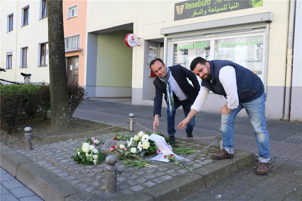 Vor 14 Jahren wurde Mehmet Kubaşık in Dortmund vom NSU ermordet Emre Gülec, stellvertretender Vorsitzender des Integrationsrats, und Abdelhay Fadil, Imam der Moschee in Barop, legten ebenfalls einen Kranz vor Mehmet Kubaşıks früherem Kiosk an der Mallinckrodtstraße nieder.