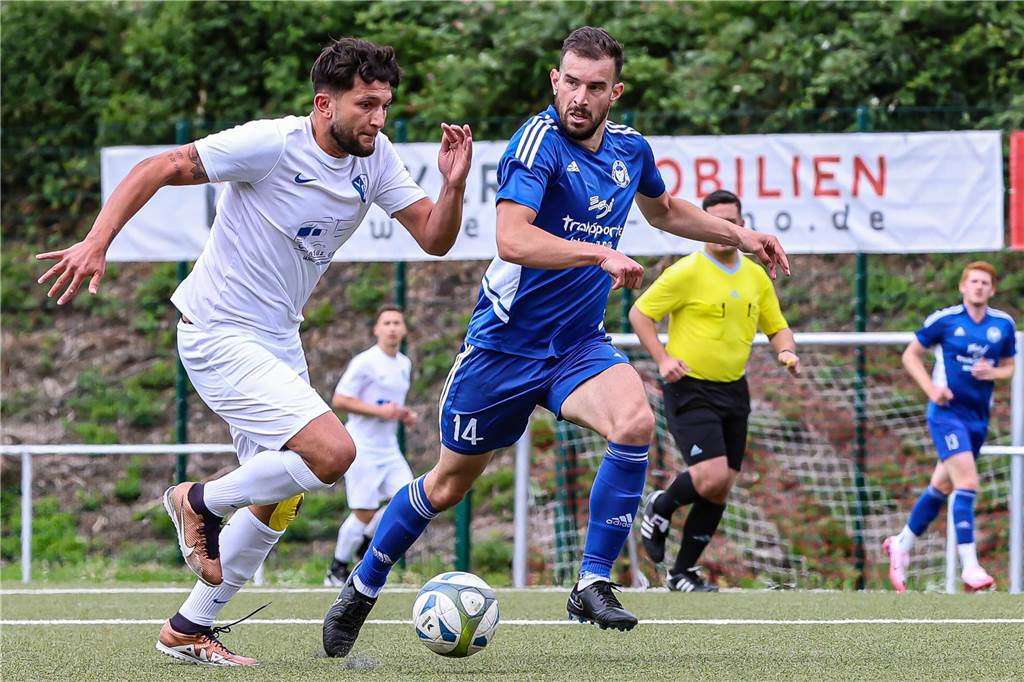 Dramatisches Elf-Tore-Spiel zwischen B-Ligisten: Bezirksliga-Absteiger besiegt Ex-Trainer Emre Karaca (l.) und der VfR Kirchlinde unterlagen BW Huckarde.