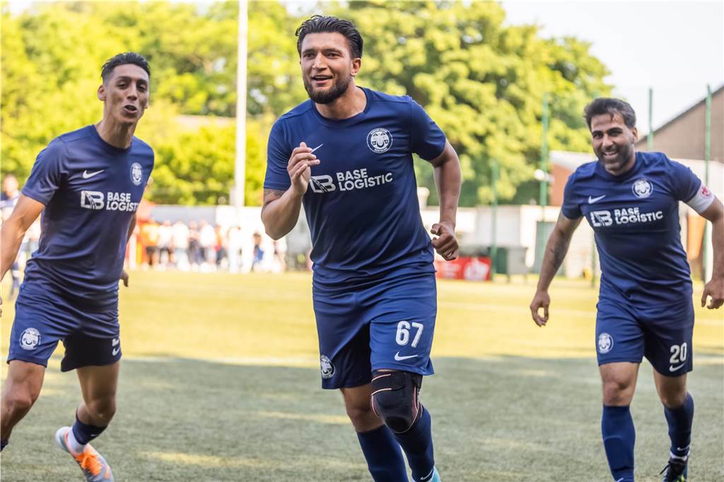 Neuzugang weckt Euphorie beim VFR Kirchlinde: Aufstieg bleibt das Ziel Emre Karaca (Mitte) spielte in der Hinrunde für Osmanlispor.
