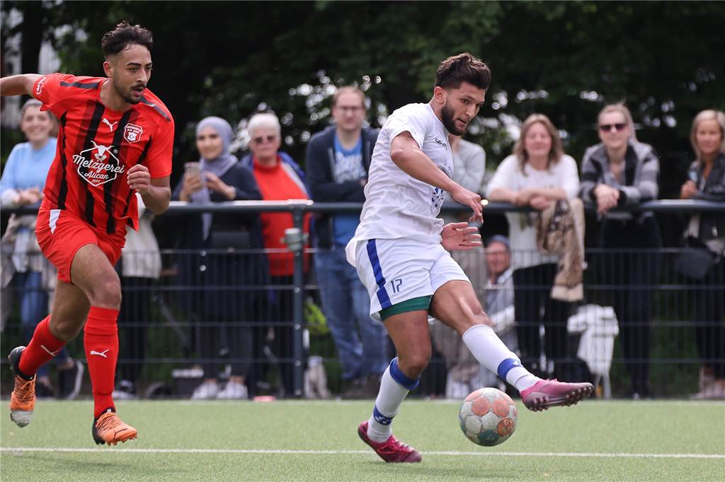 FC Castrop-Rauxel verliert Pokal-Helden und hat Neuzugänge von Absteiger RW Germania Emre Karaca (r), Torschütze zum 2:0 beim 3:0-Kreispokal-Endspielsieg bei Firtinaspor Herne, spielt künftig nicht mehr für den FC Castrop-Rauxel.