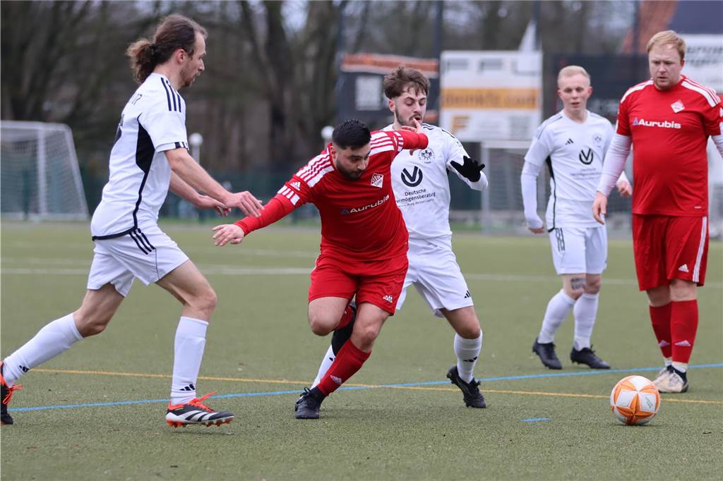 Emre Köse vom VfB Lünen im Zweikampf mit einem Gegenspieler des SV Preußen Lünen.