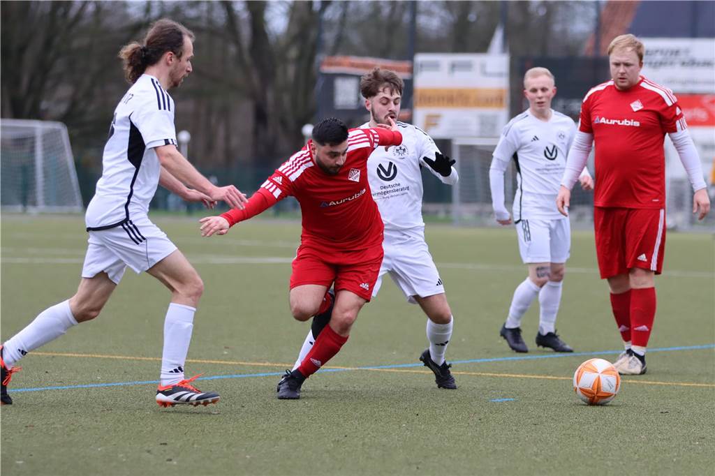 SV Preußen verliert Testspiel gegen VfB Lünen und künftigen Co-Trainer Drei Spieler im Duell.