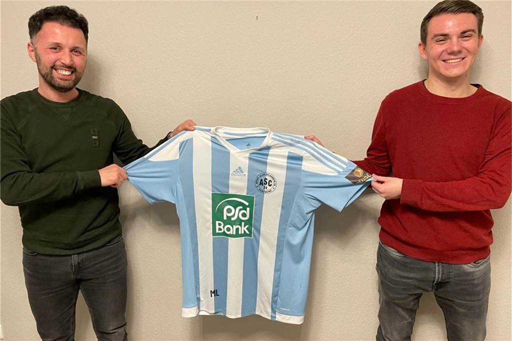 ASC 09 Dortmund schnappt Konkurrenten den Co-Trainer weg - Der Wechsel wirft Fragen auf Emre Konya (l.), neben Samir Habibovic Teil der sportlichen Leitung, begrüßt Florian Bartel (r.) beim ASC 09 Dortmund.