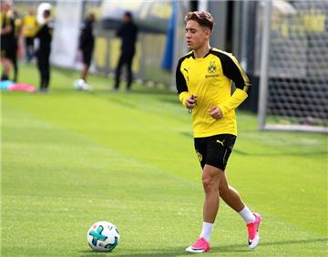 Emre Mor trainierte am Mittwoch individuell - und verließ dann recht zügig das Trainingsgelände in Brackel. 