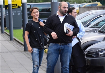 Emre Mor unterschreibt langfristigen BVB-Vertrag.
