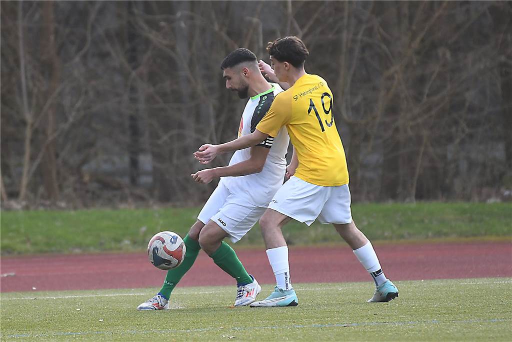 Emre Özdal schirmt den Ball gegen seinen Gegenspieler ab.