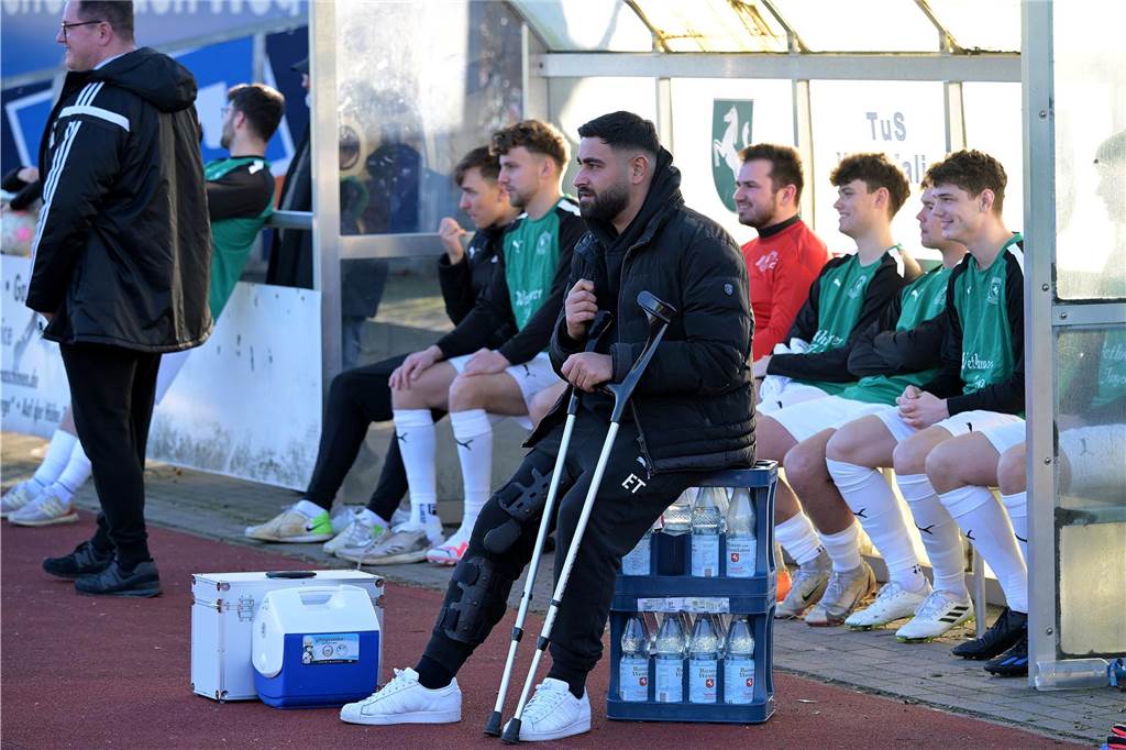 Westfalias Co-Trainer verletzt sich in der Halle schwer Emre Tikici musste das Testspiel von Westfalia Wethmar auf Krücken beobachten.