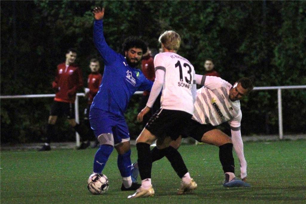 Munteres Scheibenschießen zwischen SG Gahmen und FC Nordkirchen: Kreisligist trifft am schönsten Emre Yildiz (l.) stellte die Abwehr um Nils Venneker (r.) häufiger vor Probleme.