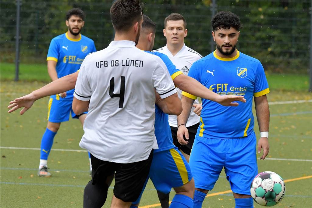 Zwölf-Tore-Festival wird von Tumulten überschattet – Die Lüner Tor-Spektakel der Hinrunde Emre Yildiz (r.) von der SG Gahmen ist derzeit der torgefährlichste Lüner Spieler.