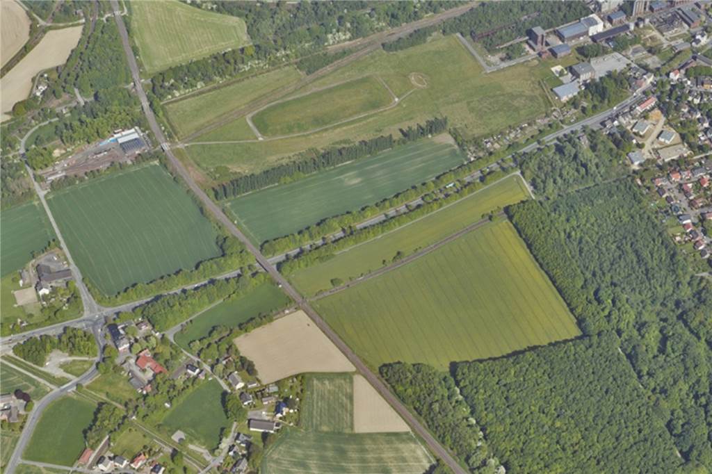 Emscherallee (waagerecht Bildmitte) und Eisenbahnlinie begrenzen den Energiecampus. Belastungen erwarten die Politiker vor allem für die Kreuzung Emscherallee/Bodelschwingher Straße (links) und die Straße Mooskamp bis zum Nahverkehrsmuseum (oben links).