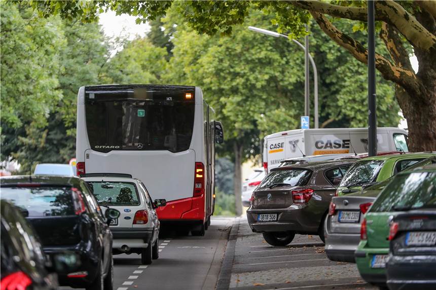 Fahrer verliert Kontrolle über Bus - Fahrgast wird zum Retter En Bus auf den Straßen Dortmunds