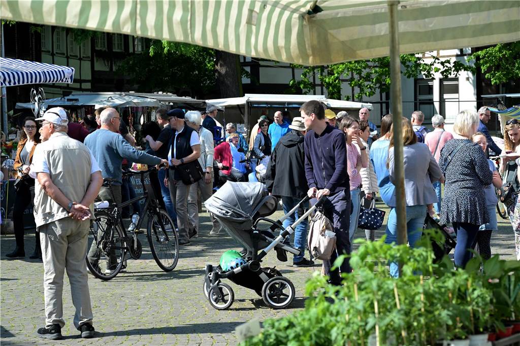 En Ziel für alle Generationen war der Blumen- und Spargelmarkt 2023.