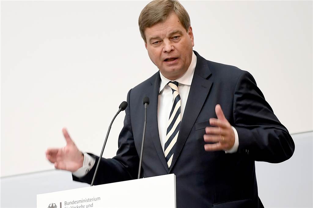 „Verarschung“? Zweigleisiger Ausbau Münster-Lünen schrumpft auf Mini-Projekt Enak Ferlemann (CDU) ist Parlamentarischer Staatssekretär beim Bundesminister für Verkehr und digitale Infrastruktur.