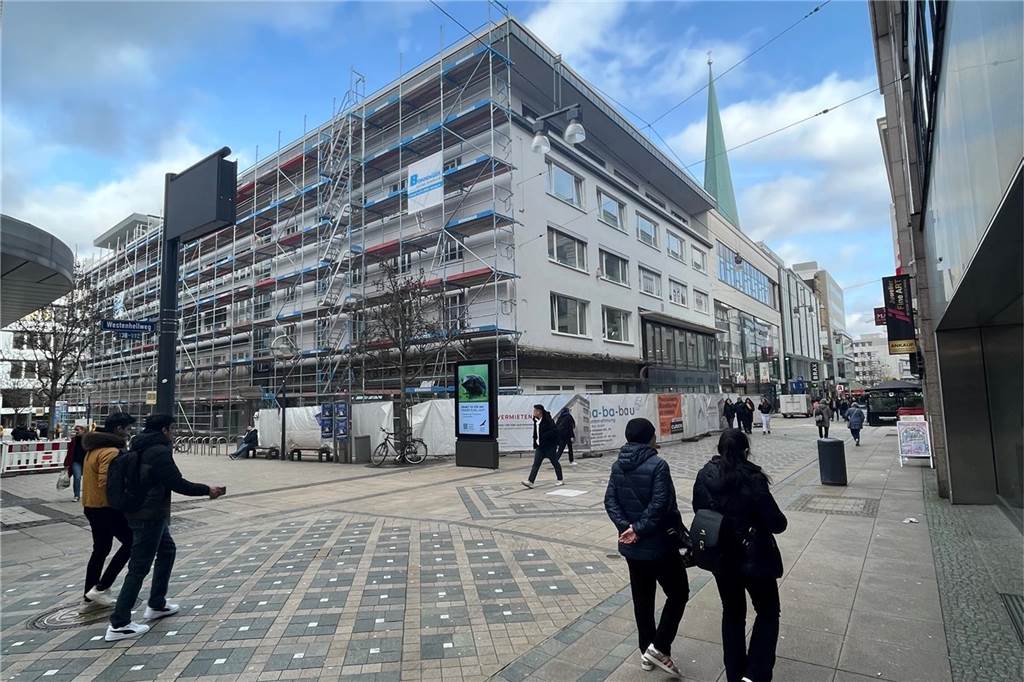Öffnet TV-Koch Steffen Henssler ein Restaurant am Westenhellweg? Ende 2021 ist das Elektrogeschäft Conrad hier am oberen Westenhellweg in Dortmund ausgezogen. Zurzeit wird das Gebäude umgebaut.