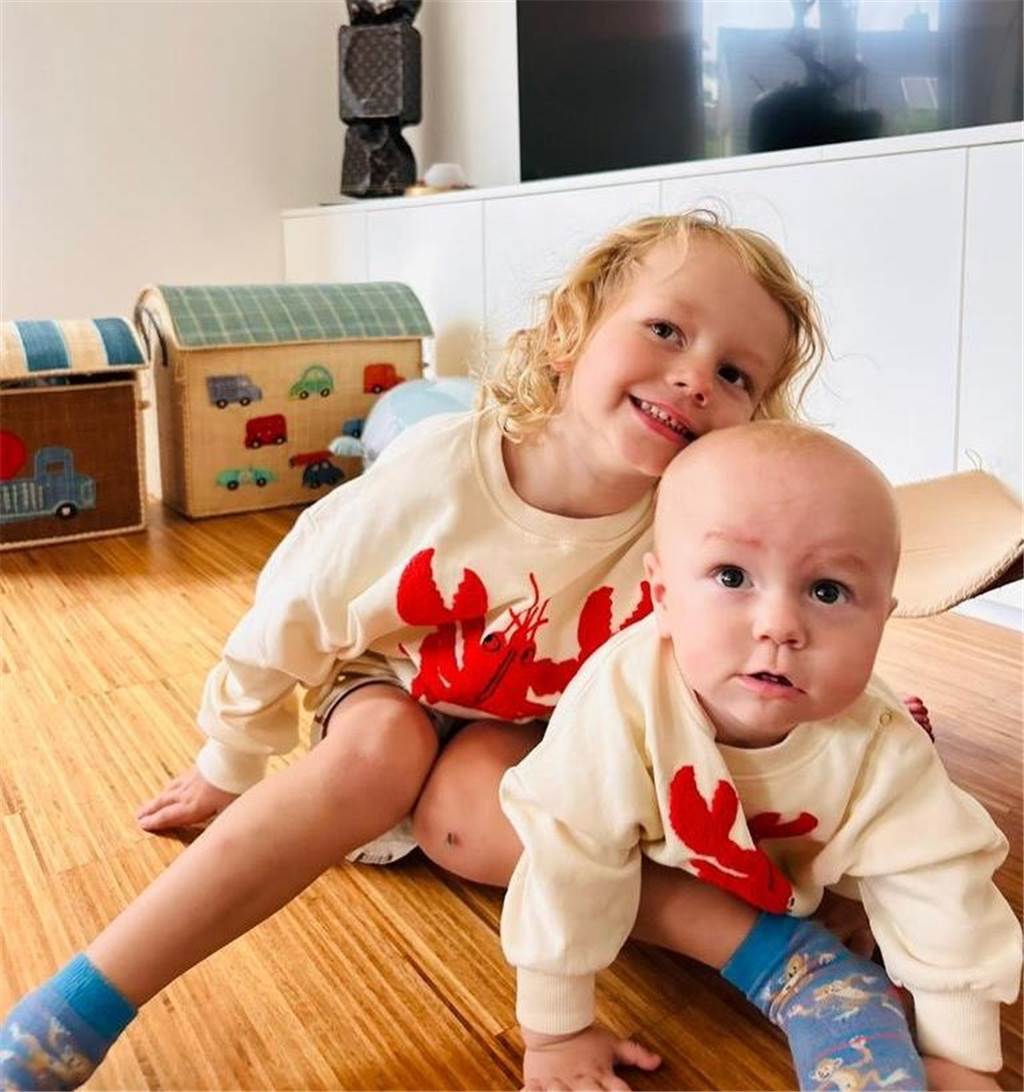 Junge Mutter teilt ihr Leben auf Instagram mit tausenden Leuten Ende 2022 hat Paul-Valentin (r.) die kleine Familie komplimentiert.