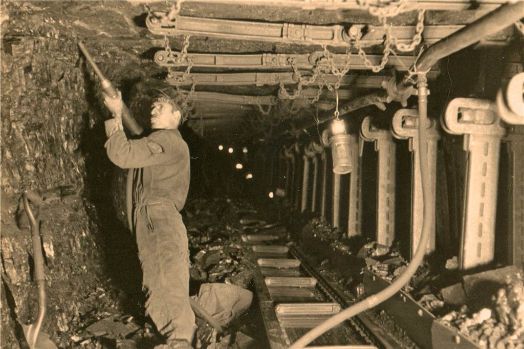 Ende der 50er-Jahre: ein kolumbianischer Bergmann unter Tage.