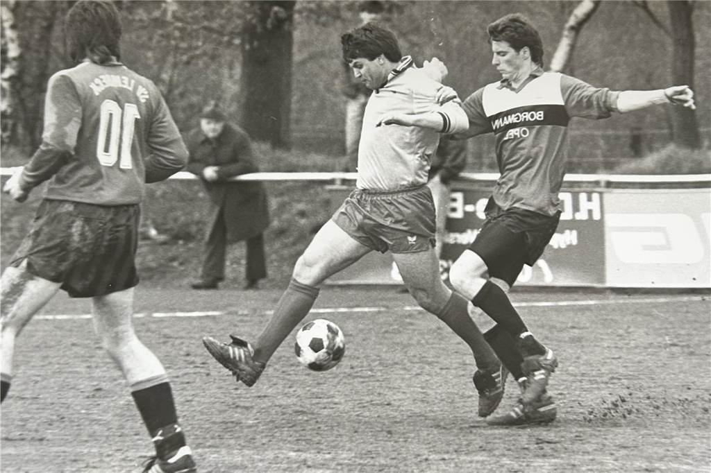 Fußballer trauern um Detlev Rohn: Letzte Ruhe auf Schalke Detlev Rohn am Ball