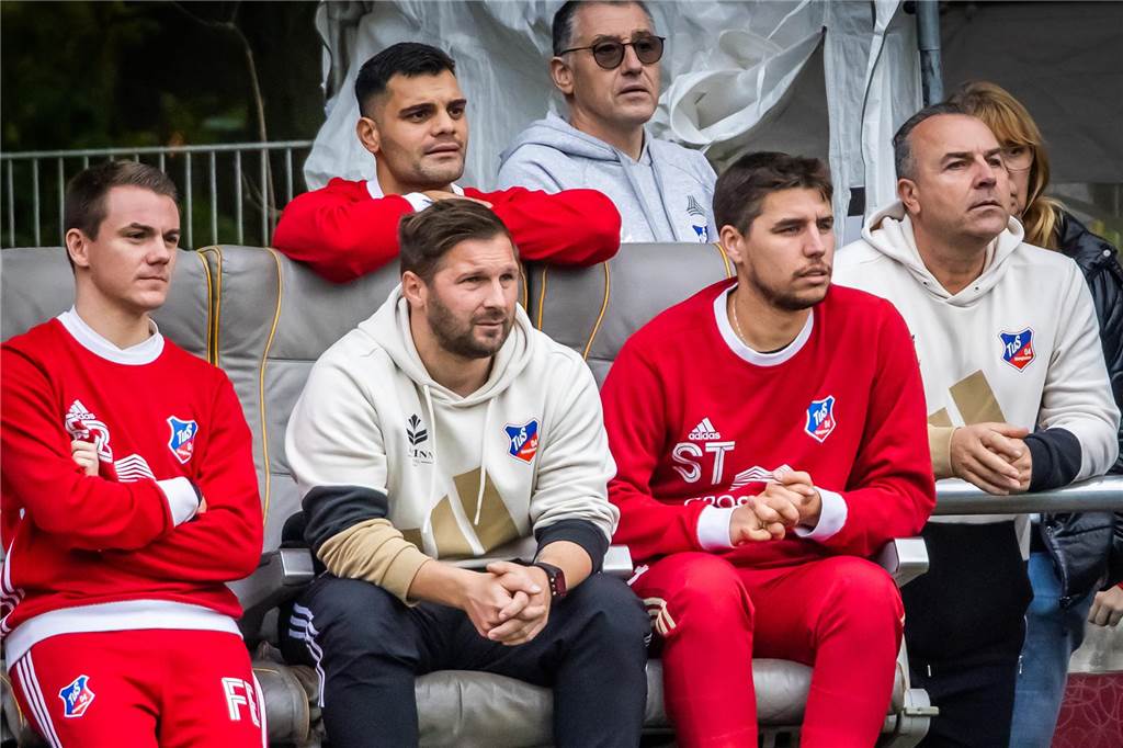 Ende des Jahres kehrte Sebastian Tyrala (2.v.l.) dem TuS Bövinghausen den Rücken. Ajhan Dzaferoski (r.) benannte unter anderem Sven Thormann (2.v.r.) als Nachfolger.