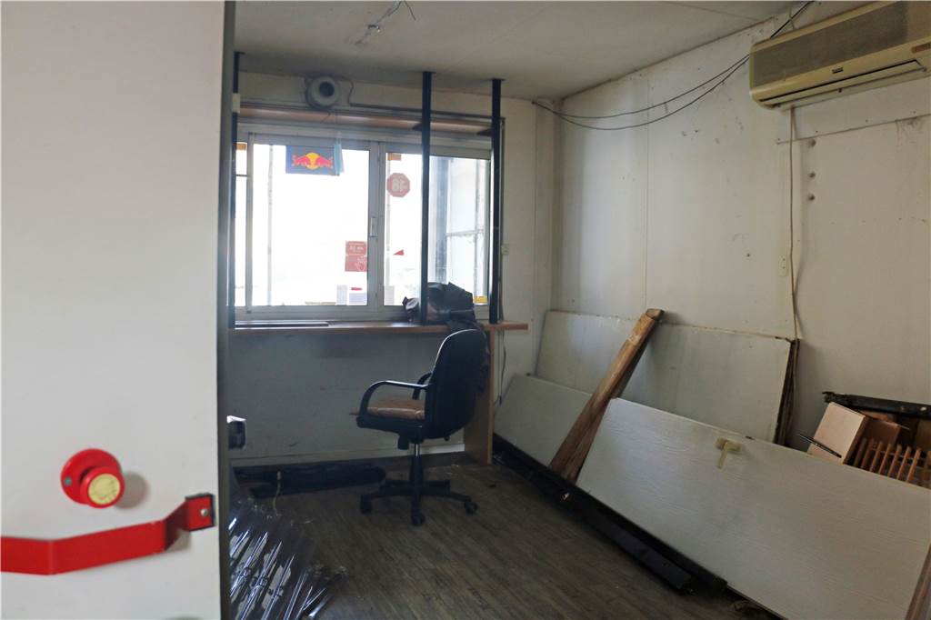 Samba-Bude in Werne wird abgerissen: Kiosk-Tradition an der Horster Straße endet Ende einer Institution: In dem Container, in dem sich jahrzehntelang die Samba-Bude befand, sind keine Süßigkeiten mehr zu sehen.
