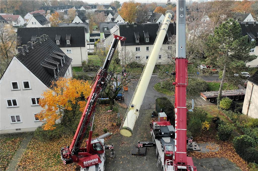 Ende einer Landmarke in Alstedde: Der 34 Meter hohe Schornstein eines Eon-Heizwerkes wurde am 22.11. abgebaut und abtransportiert. Zwei Kräne waren zur Demontage angerückt. Der Schornstein war obsolet geworden, weil das Kraftwerk von Kohle auf Gas umgestellt worden war.