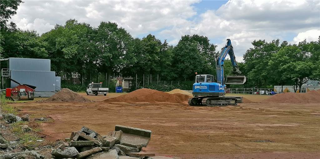 Baubeginn an Dortmunder Gymnasium: Im September fliegen Klassenzimmer ein Ende eines Tennenplatzes: Die städtische Immobilienwirtschaft errichtet an der Dörwerstraße einen Erweiterungs-Neubau für das Heinrich-Heine-Gymnasium.