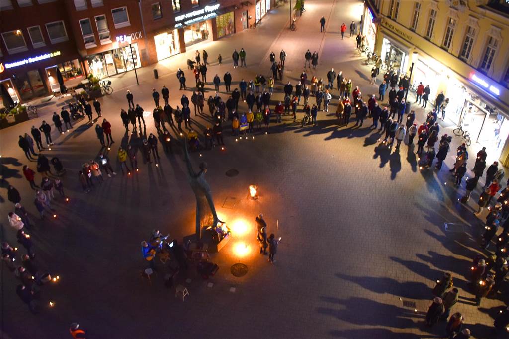 Ein Jahr Krieg in der Ukraine: Über 600 Flüchtlinge leben in Ahaus Ende Februar 2022, wenige Tage nach dem Überfall Russlands auf die Ukraine, hatten die Kirchengemeinden in Ahaus zu einem Friedensgebet eingeladen. Schon damals waren hunderte Menschen auf den Platz rund um den Mahner gekommen.