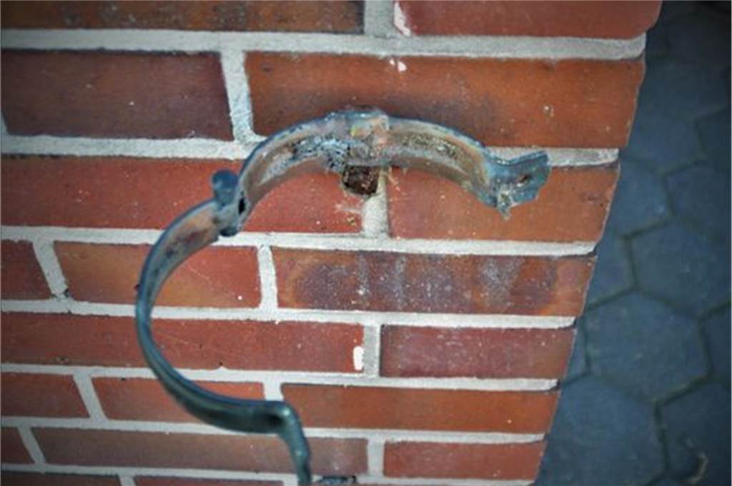 Metalldiebe plündern Friedhof: Grabschmuck von 24 Gräbern geklaut Ende Februar/Anfang März wurden in Heek an mehreren Häusern die Kupfermetallfallrohe von Unbekannten geklaut.