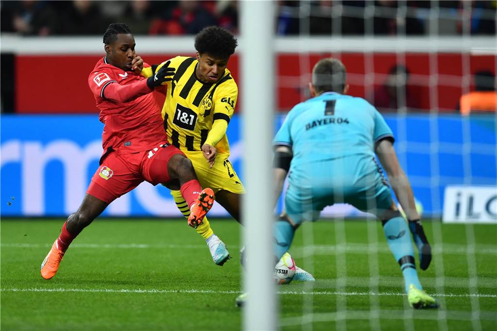 Bayer Leverkusen gegen Borussia Dortmund live: So sehen Sie die Bundesliga in TV und Stream Karim Adeyemi im Zweikampf.