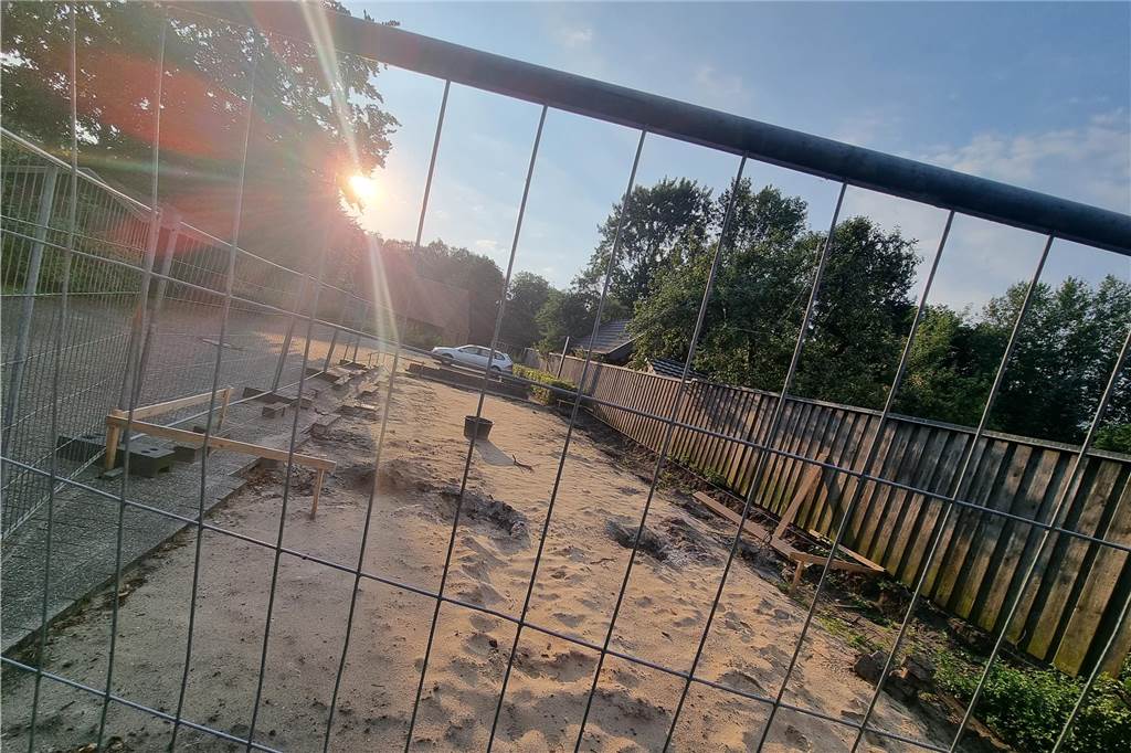 Wirbel um neue „Luxus-Fahrradabstellanlage“ am Rathaus Ein Bauzaun um eine Sandfläche